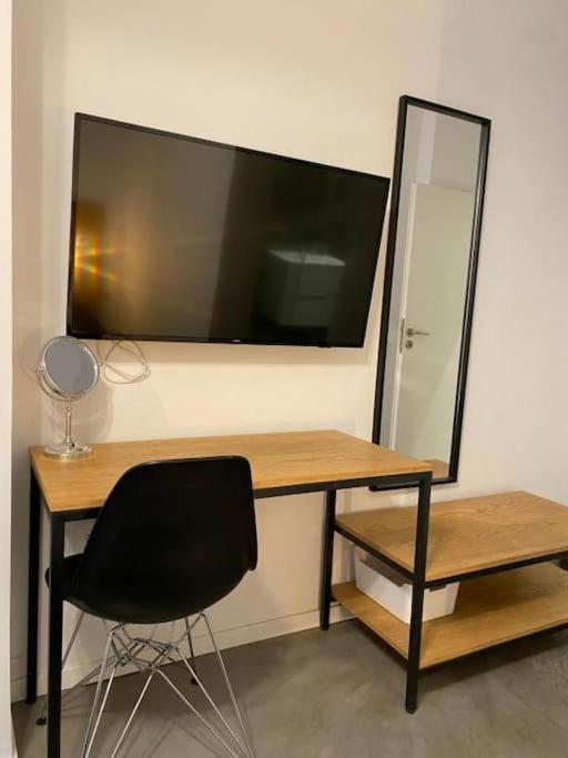 A Place 4U No10 - Garden-Level Getaway 2 Bedroom 2 Bathroom Apartment With Yard Athens Exterior photo